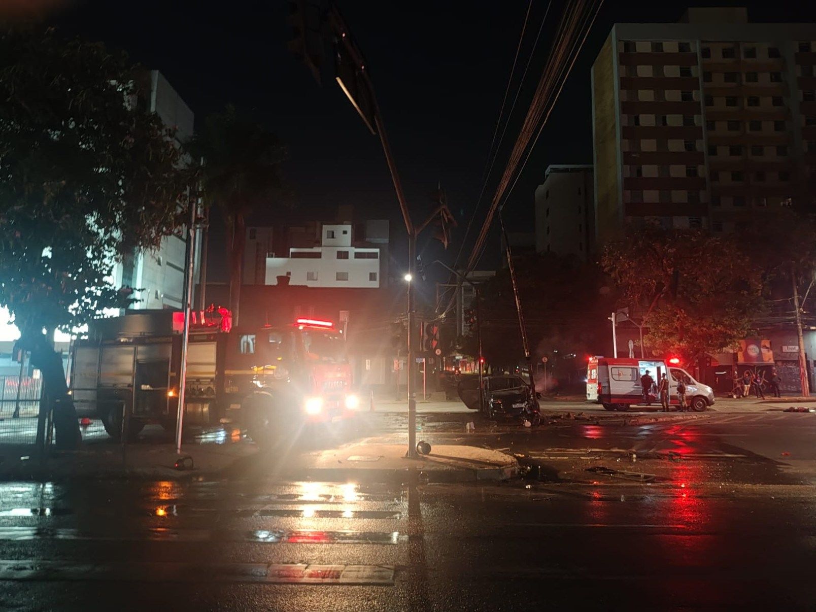 Carro bate em poste, explode e mulher morre. | Benny Cohen/EM/DA. Press