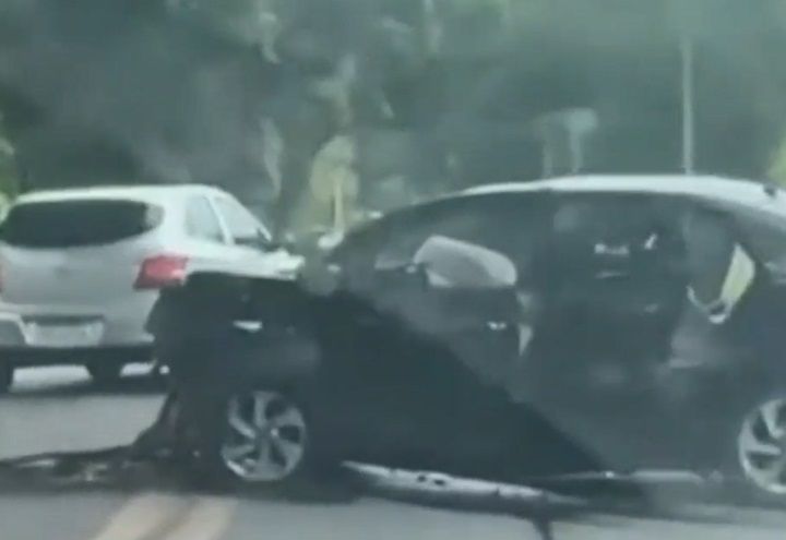 Enxame de abelhas provoca acidentes e ocupantes de carro pulam em rio