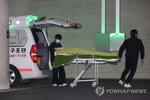 Comissária de bordo, de 33 anos, é levada para hospital em Seul | Reprodução/Yonhap