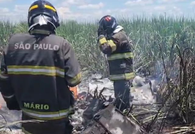 Bombeiros trabalham em queda de avião no interior de São Paulo | Reprodução