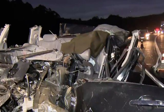 Condutor do carro menor ficou preso às ferragens e o veículo ficou totalmente destruído | Reprodução/SBT