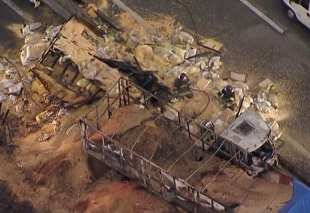 SP: Caminhão é prensado no guard-rail em grave acidente
