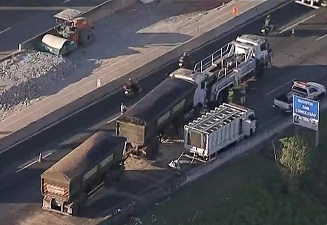 Caminhões batem e complicam o trânsito no km 18 do Rodoanel, em São Paulo 