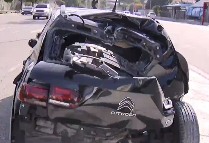 Motorista é arremessado após carro capotar em avenida de SP