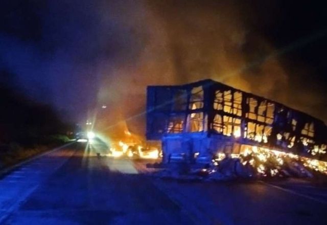 Acidente entre carretas deixa um morto e interdita rodovia em Minas Gerais