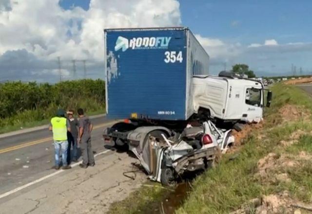 acidente envolvendo uma carreta deixa seis mortos no Rio de Janeiro