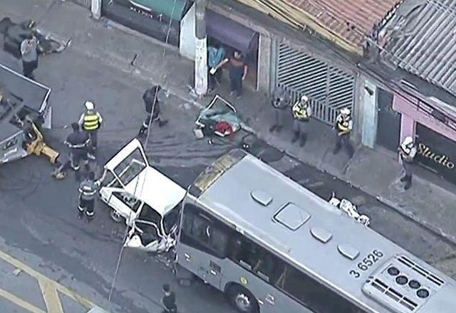 Grave acidente deixa 3 mortos e 5 presos nas ferragens em SP 