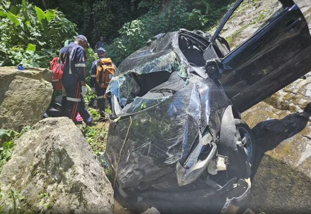 Carro cai em ribanceira de 25 metros na Cachoeira dos Três Tombos, em Ilhabela | Foto: Reprodução/Corpo de Bombeiros