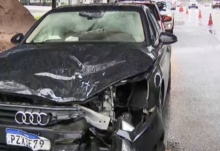 Motorista de Audi bate em moto e foge do local em São Paulo