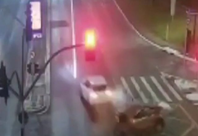 Jaguar fura sinal vermelho e atinge veículo de motorista de aplicativo | Reprodução
