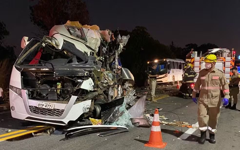 Ônibus ficou completamente destruído após colisão | Reprodução