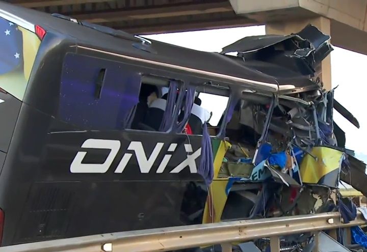 Pelo menos 10 morrem em acidente com ônibus em rodovia no interior de SP 