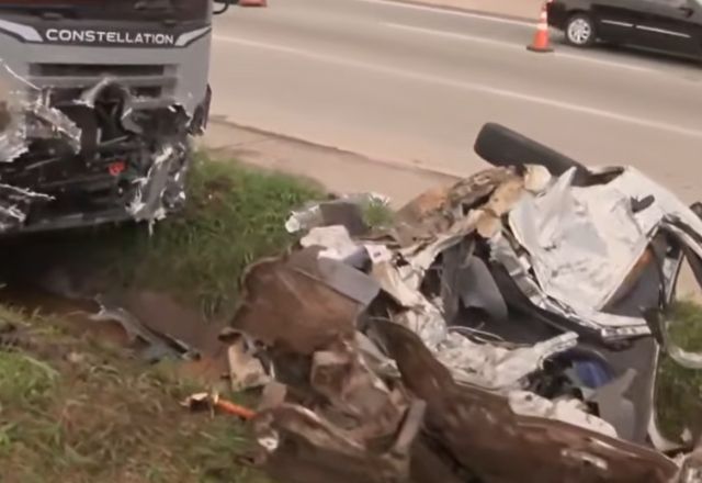 Acidente entre carro e caminhão deixa quatro mortos na Grande SP | Foto: Reprodução