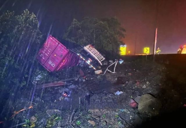 Carreta contêiner tomba sobre van em Guaratuba, no litoral do Paraná | Kostin Jr/Rede Massa