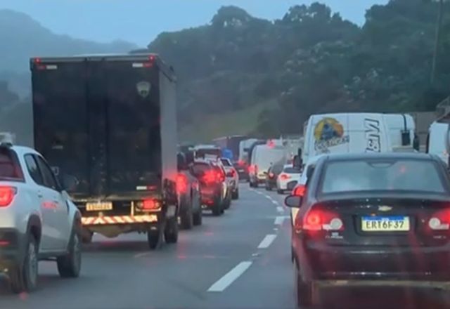 Caminhão-cegonha tomba no Rodoanel, em São Paulo