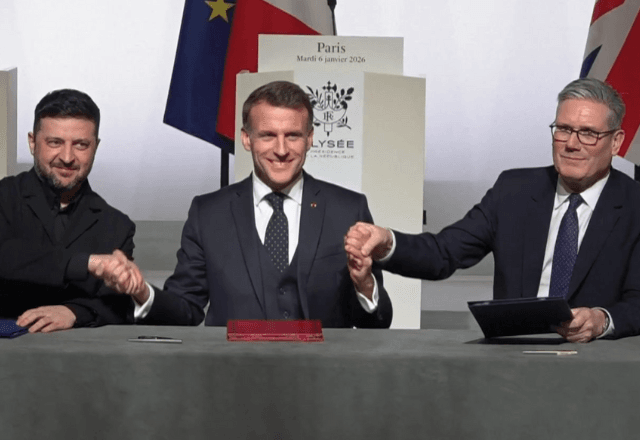 Volodymyr Zelensky, Emmanuel Macron e Keir Starmer | Foto: reprodução/Reuters