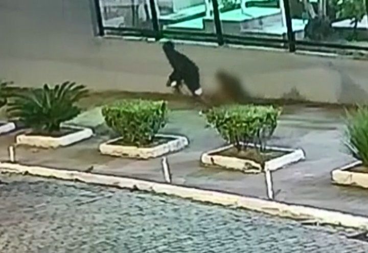 Adolescente implora para não ter celular roubado no RJ 