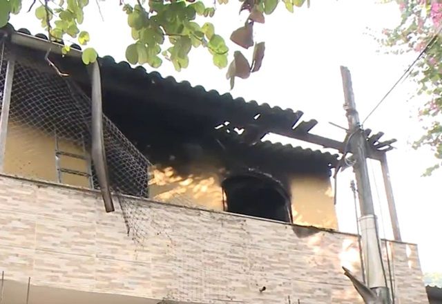 Casa parcialmente incendiada após adolescente matar pais e atear fogo no imóvel | Reprodução