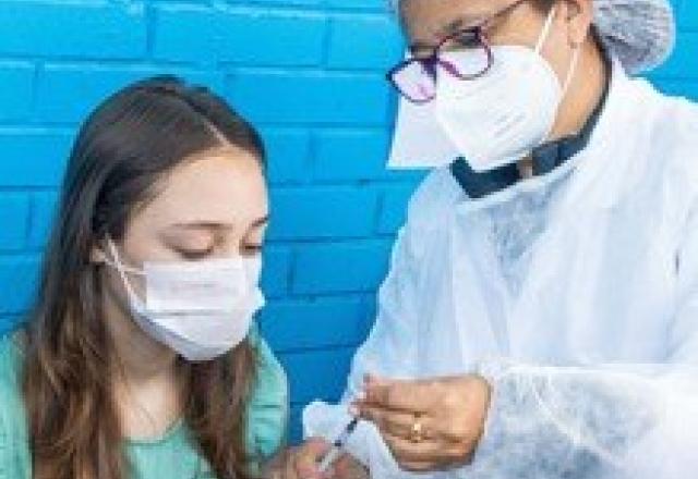 adolescente sendo vacinada
