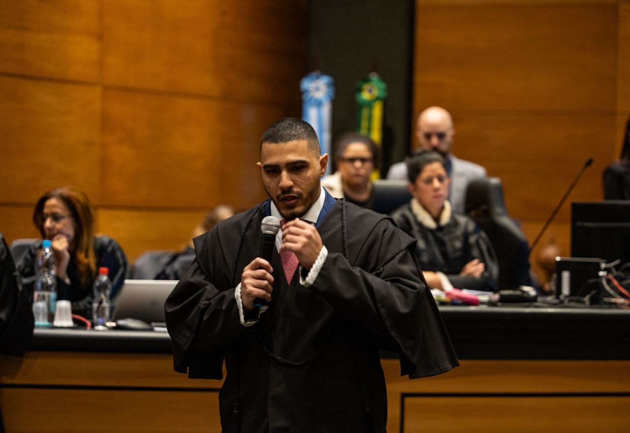 Saulo Carvalho, advogado de defesa de Ronnie Lessa, durante julgamento | Brunno Dantas/TJRJ