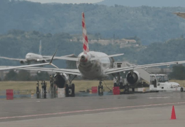 Aeroporto de Bérgamo, na Itália, foi fechado temporariamente após homem ser sugado por motor de jato | Reuters/AGTW