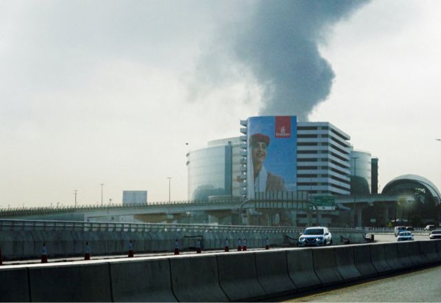 Fumaça em área próxima ao Aeroporto Internacional de Dubai após ataque de drone 16 de março de 2026 | REUTERS/Stringer