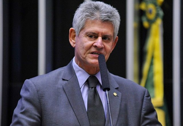 Afonso Motta fala ao microfone (Divulgação/Câmara dos Deputados)