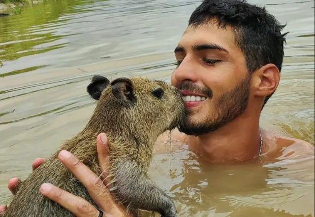 agenor com capivara filó dentro de rio