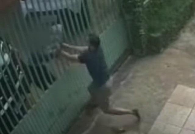 agressão na porta de casa