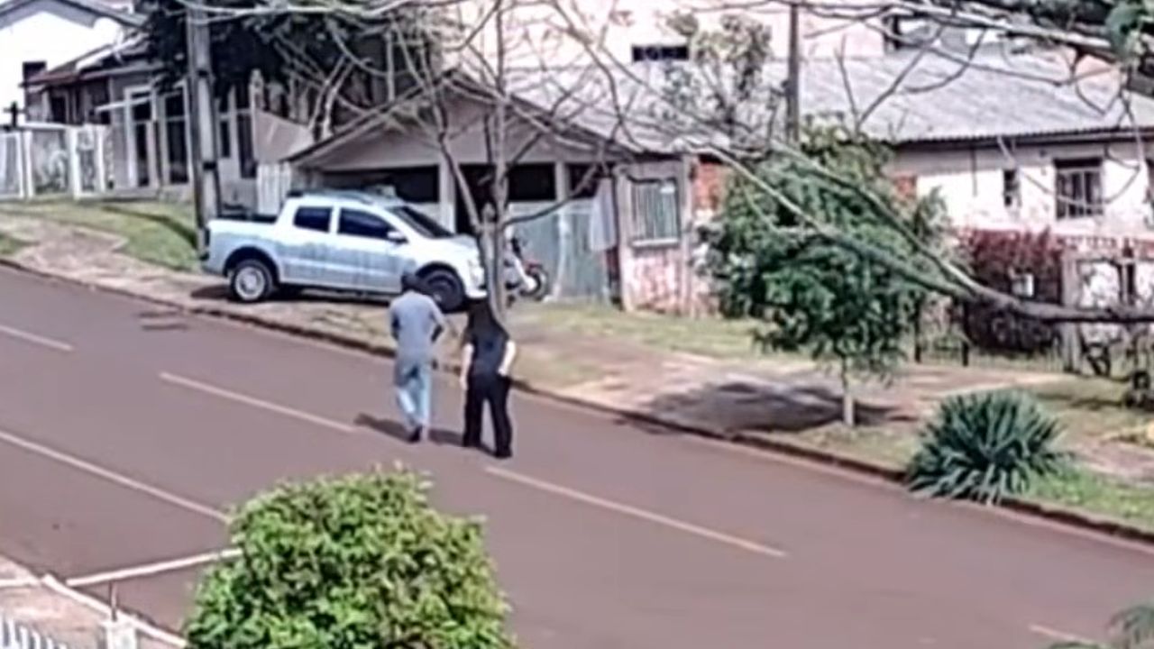 Mulher faz sinal de socorro e agressor é preso no Paraná Mulher faz sinal de socorro e agressor é preso no Paraná