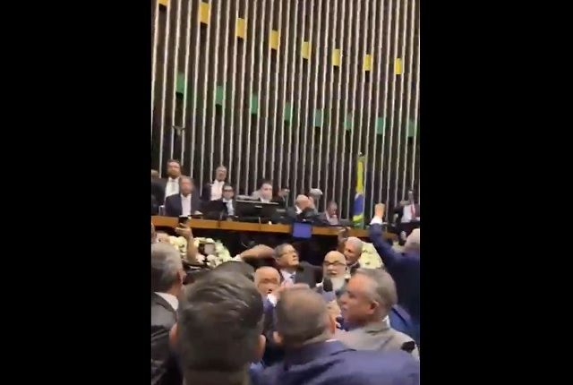 Deputado agride colega em cerimônia promulgação da reforma tributária; veja vídeo