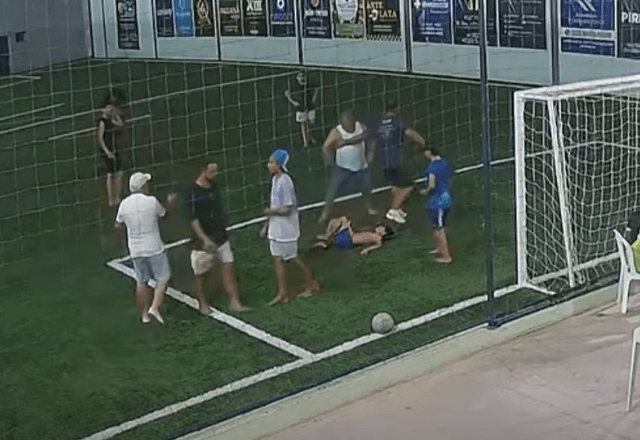 Homem invade quadra de futebol e chuta criança de 10 anos em MG Homem invade quadra de futebol e chuta criança de 10 anos em MG