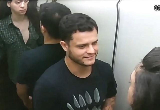 agressor e ator em elevador