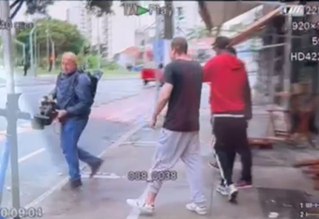Homem agride equipe de reportagem do SBT e é detido duas vezes em menos de 12 horas | Reprodução/Record