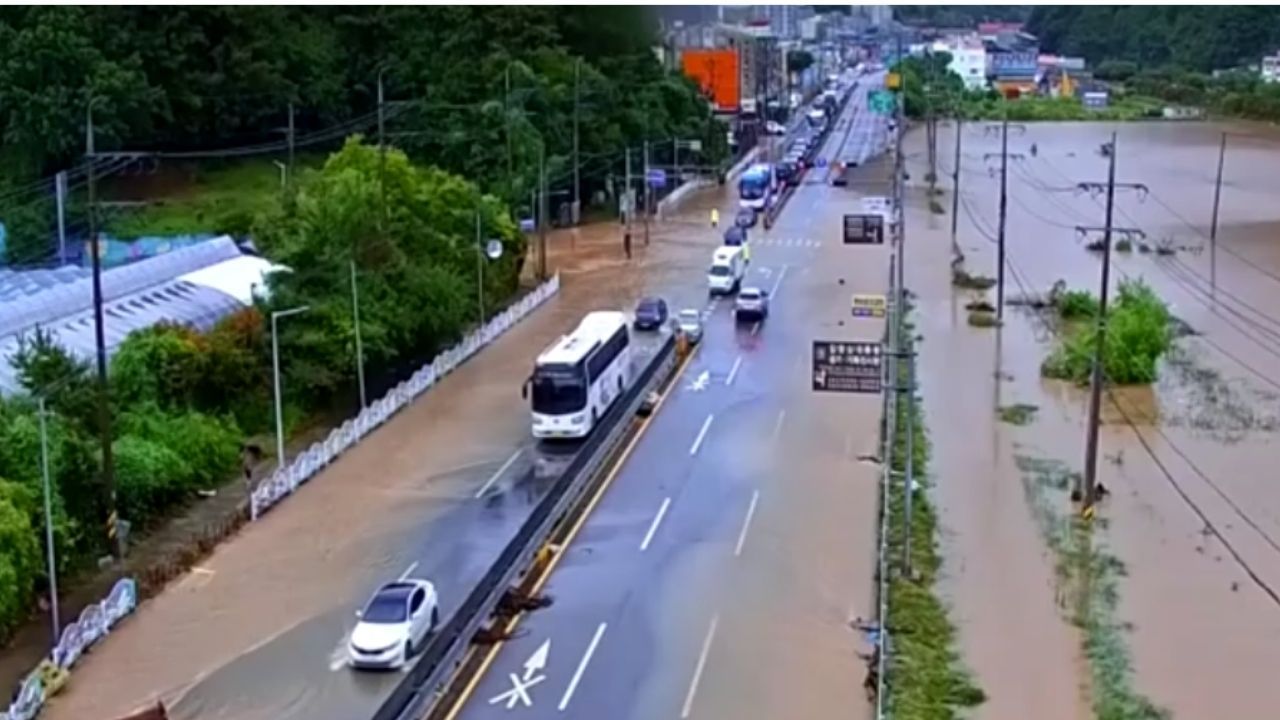 Veículos em estrada parcialmente alagada em Geoje, Coreia do Sul; fortes chuvas atingem a região sul do país | Reprodução REUTERS/Ministério da Terra, Infraestrutura e Transportes da Coreia do Sul