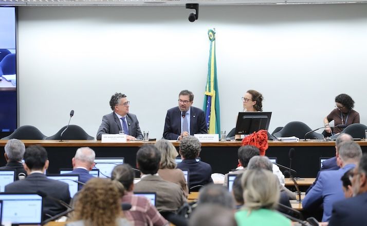 Fim da escala 6x1: comissão aprova 50 requerimentos e quer votação em plenário até 28 de maio