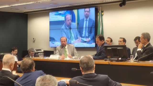 Ministro Alexandre Silveira, em audiência na Câmara dos Deputados