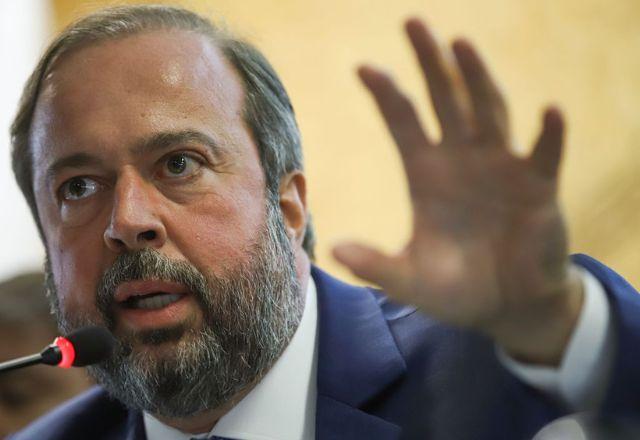 alexandre silveira fala no microfone