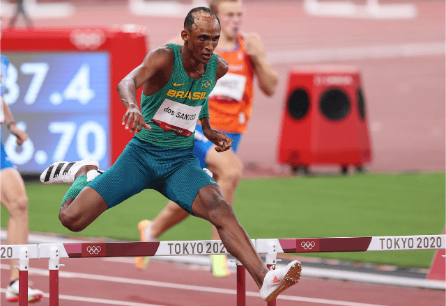 Na foto, o sargento da Marinha Piu durante prova dos 400 m com barreiras em 2020, em Tóquio | Wander Roberto/COB