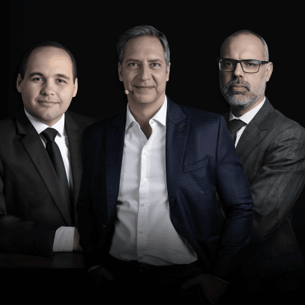 Na foto, os fundadores da Revista Timeline, o jornalista Luís Ernesto Lacombe e os blogueiros Allan Santos e Max Cardoso | Reprodução/Redes Sociais