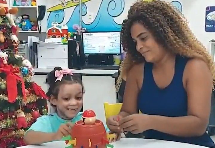 Criança que teve 90% do corpo queimado recebe alta após mais de 30 cirurgias 