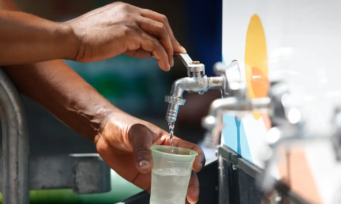 Em dias secos, a recomendação é de beber bastante água e se manter hidratado | Paulo Pinto/Agência Brasil