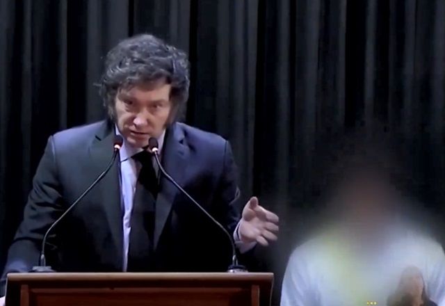 Estudante desmaia durante discurso de Javier Milei em escola