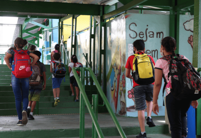Crianças do ensino fundamental chegam para as aulas presenciais