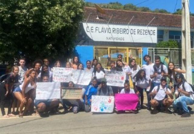 alunos fazem protesto na porta da escola