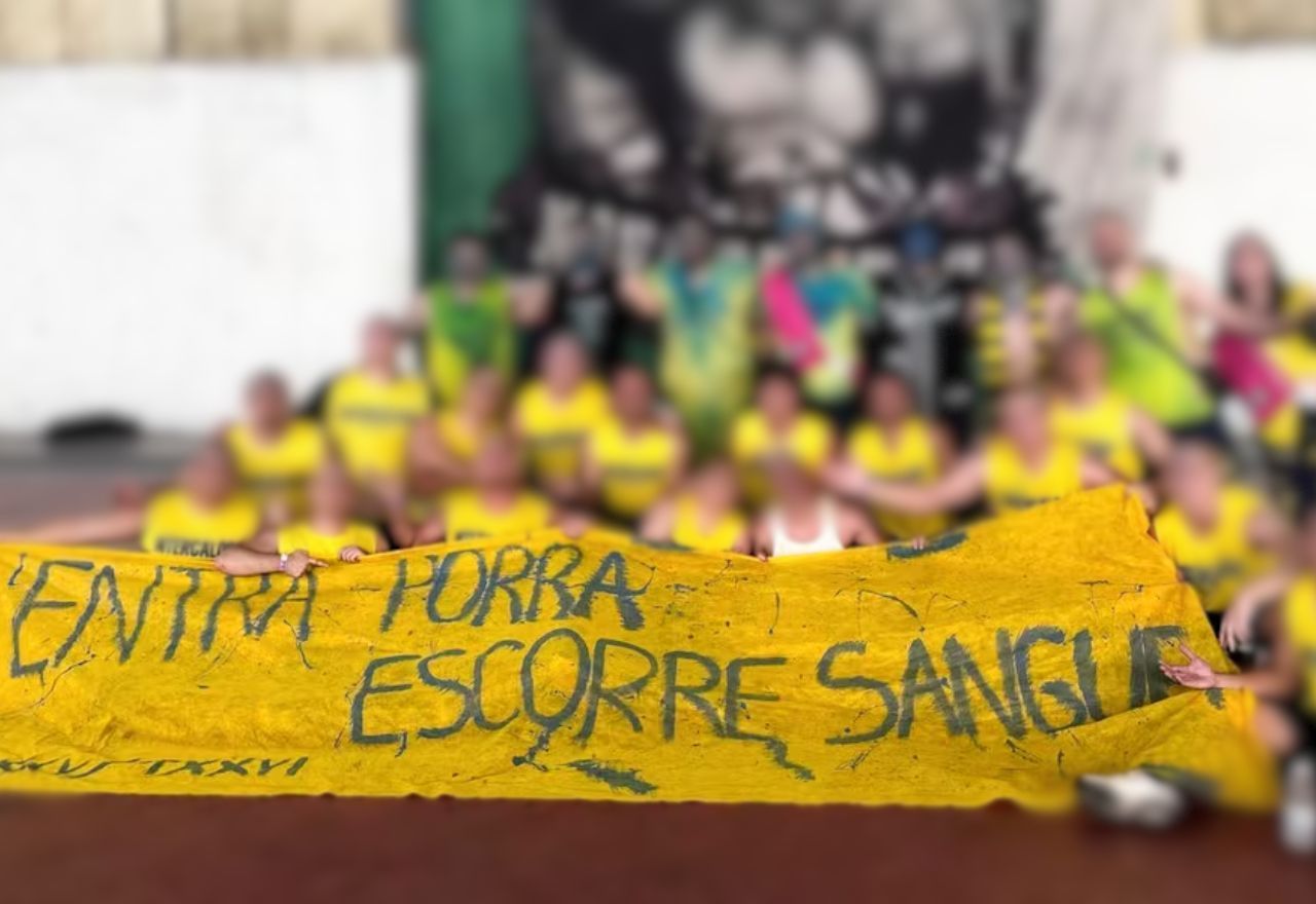 Alunos de medicina da Faculdade Santa Marcelina seguram faixa com alusão à estupro em evento esportivo | Reprodução