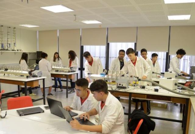 alunos no laboratório da escola