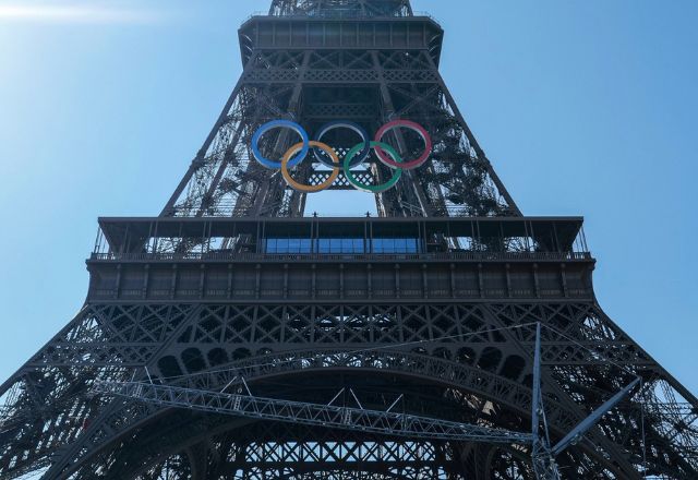Anéis olímpicos são instalados na Torre Eiffel a 49 dias dos Jogos | Reprodução/X