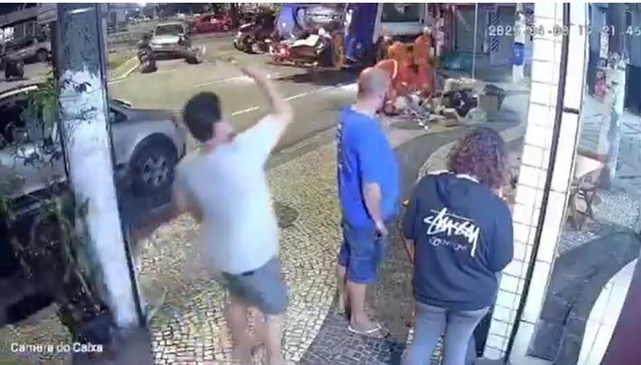 Câmera flagra momento em que homem esfaqueia outro por trás. | Reprodução/Circuito de segurança