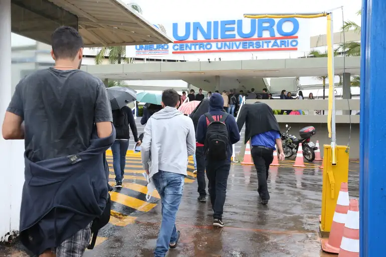 Estudantes chegam para a realização da prova do Enade | Antônio Cruz/Agência Brasil